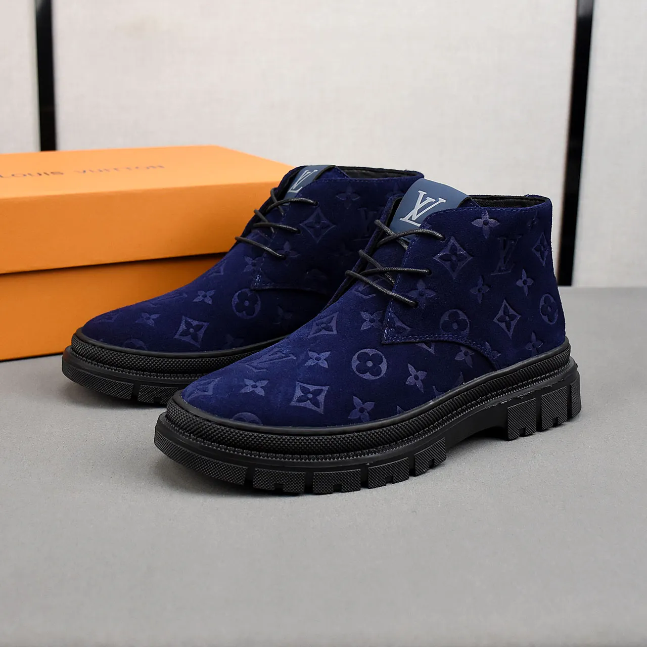 PP leather 230 gross 250👟👟👟LOUIS VUITTON LV donkey brand new thick-soled lace-up big-toe shoes men's casual shoes high-top short boots. These boots are made of waterproof nubuck to create a lightweight and comfortable shoe body. The trendy attitude of being both strong and soft makes it an everyday choice. ✔Upper: imported nubuck leather ✔Lining: sheepskin or wool ✔Outsole: molded outsole Size: 38-44